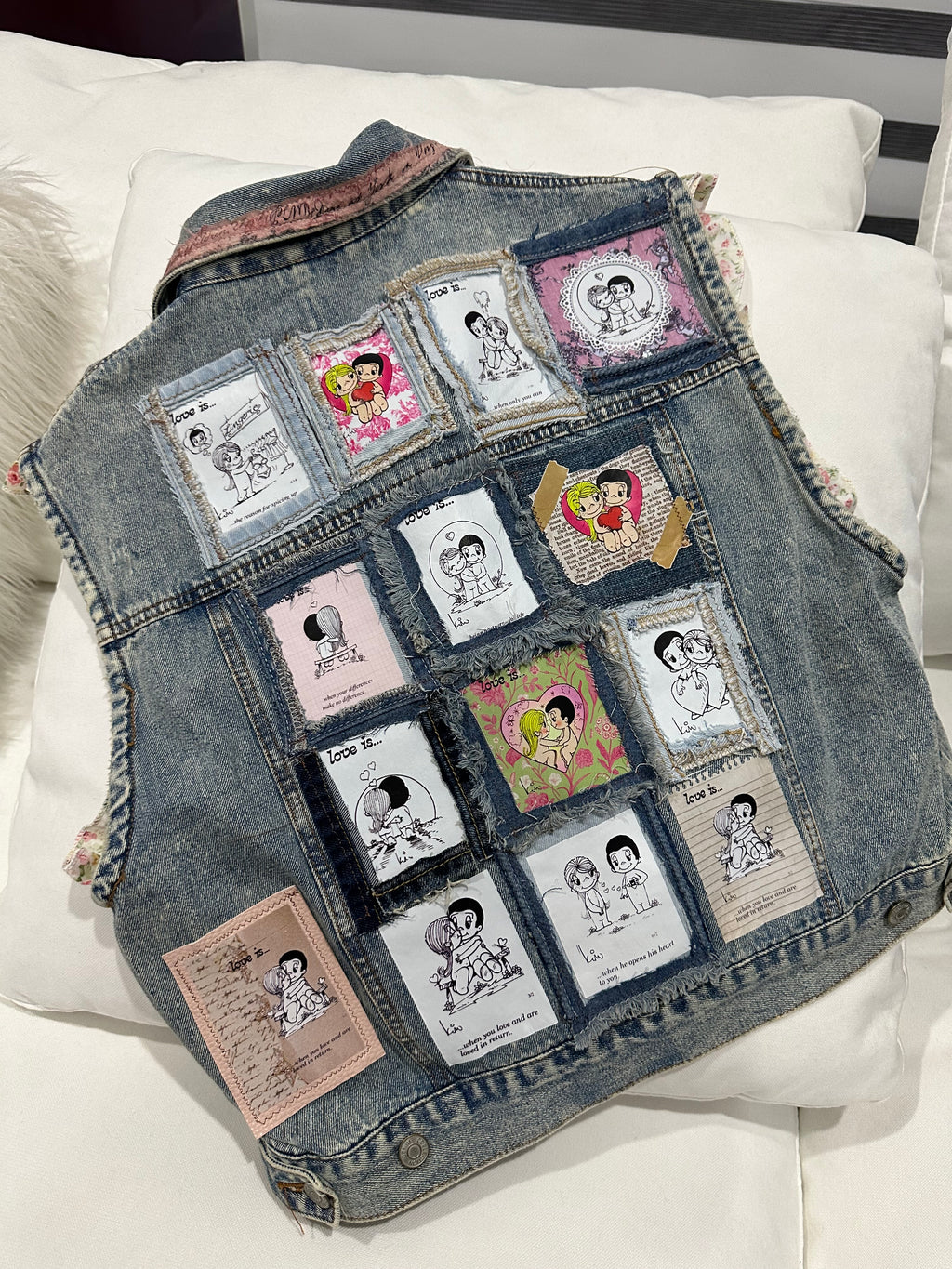 Chaleco : [vest] “ Amor es”