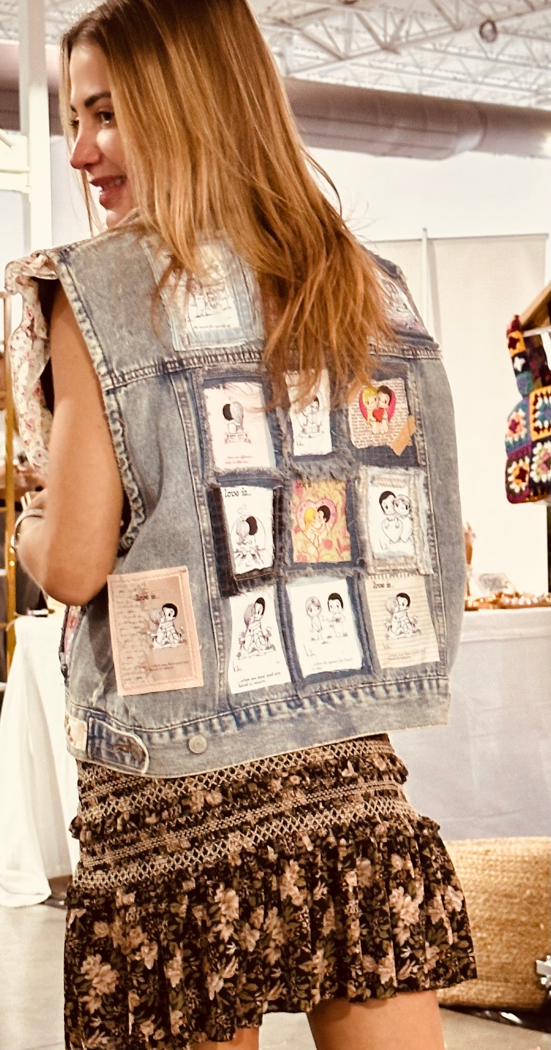 Chaleco : [vest] “ Amor es”