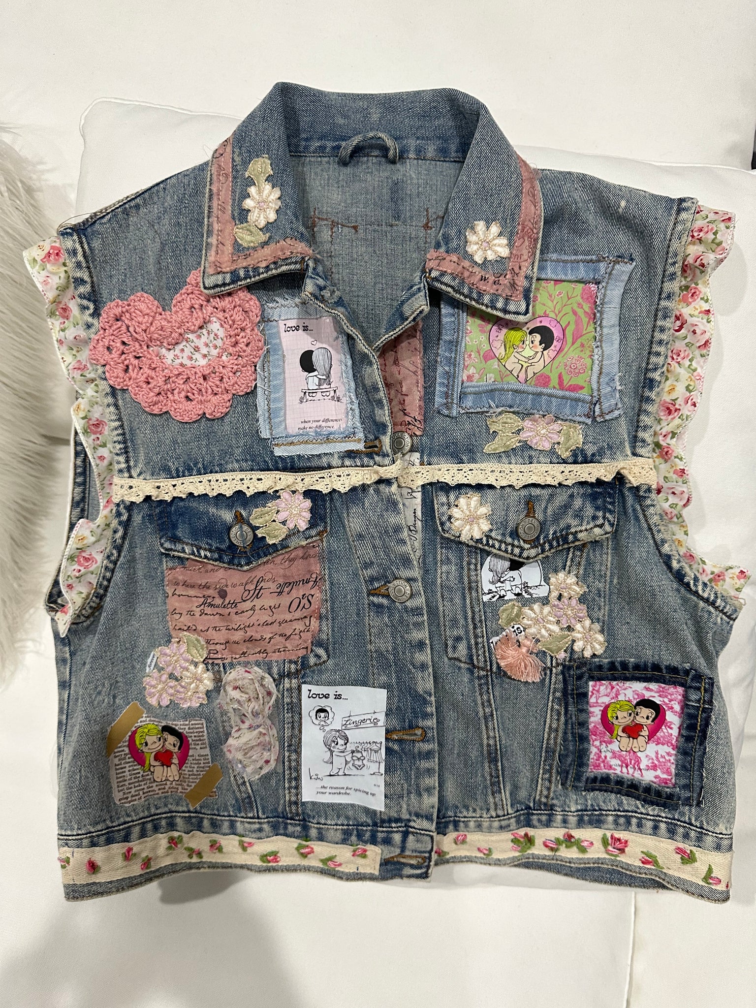 Chaleco : [vest] “ Amor es”