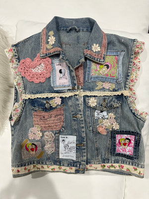 Chaleco : [vest] “ Amor es”
