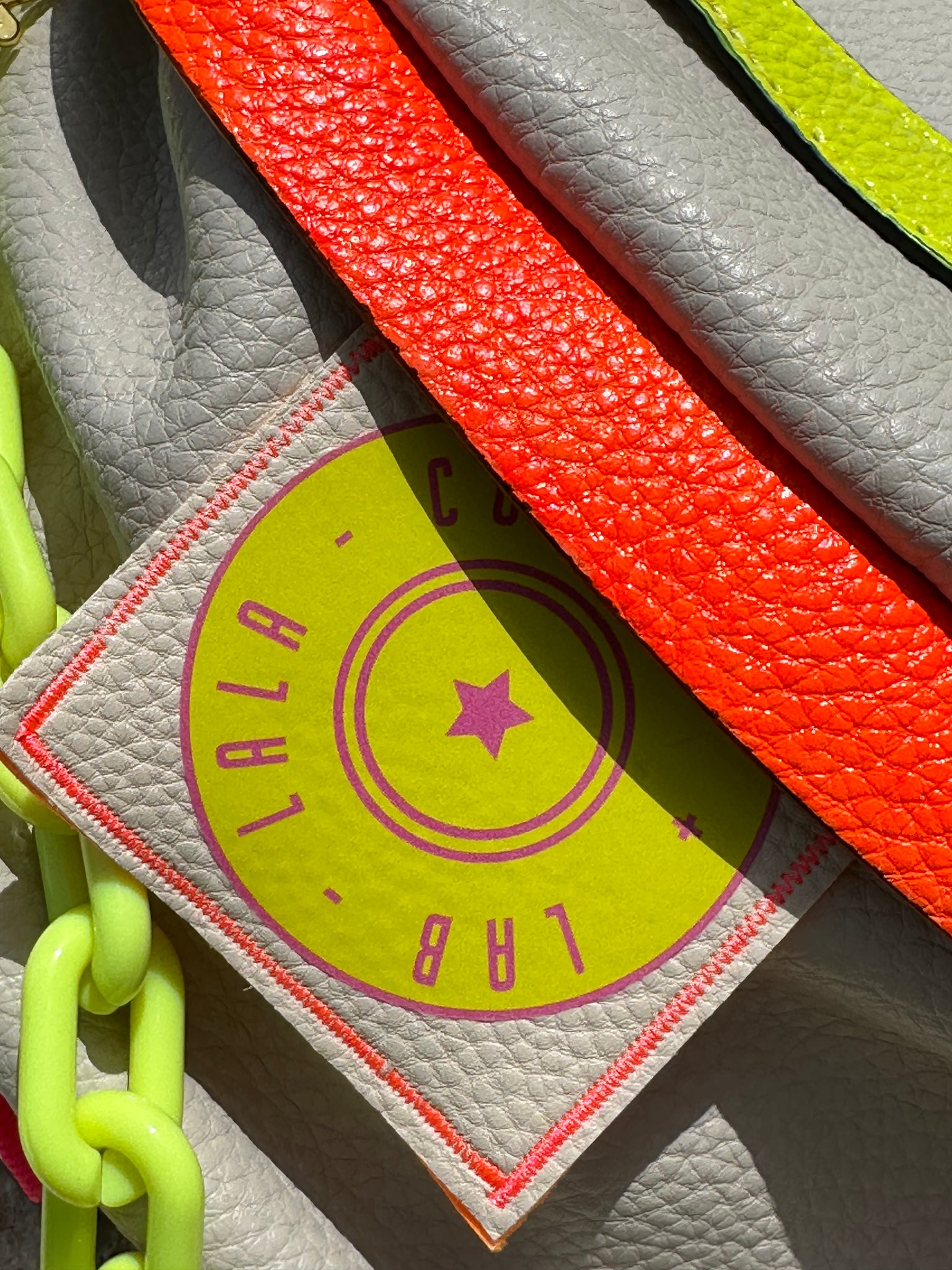 NE-NE.  Neutro- Neon Funny Pack- riñonera - bolso cruzado.