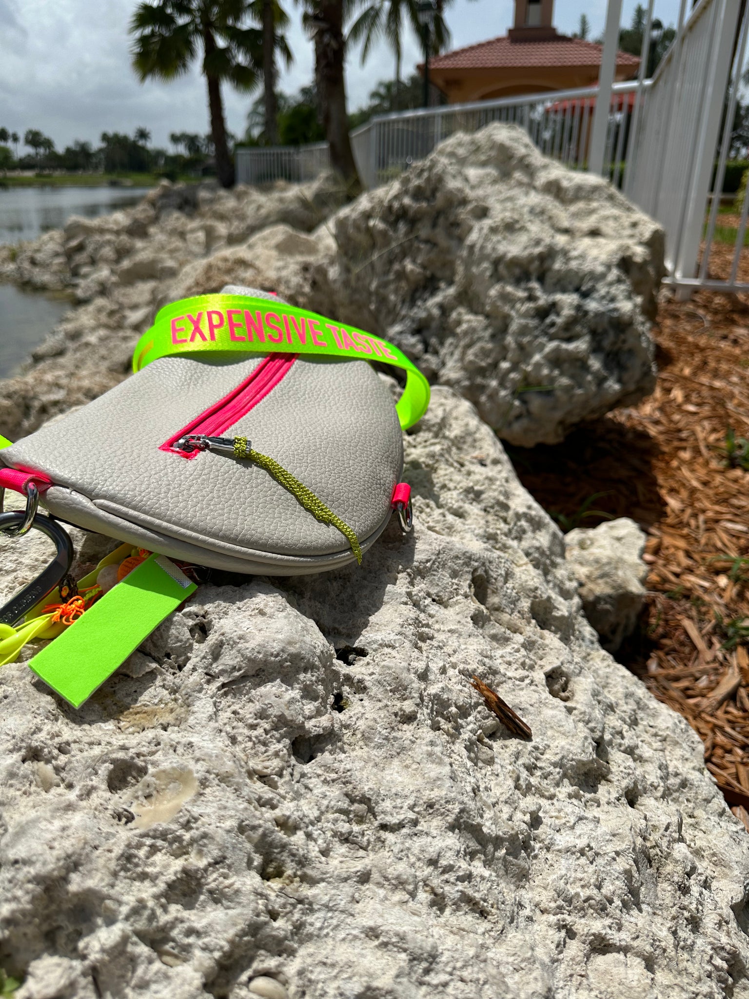 NE-NE.  Neutro- Neon Funny Pack- riñonera - bolso cruzado.