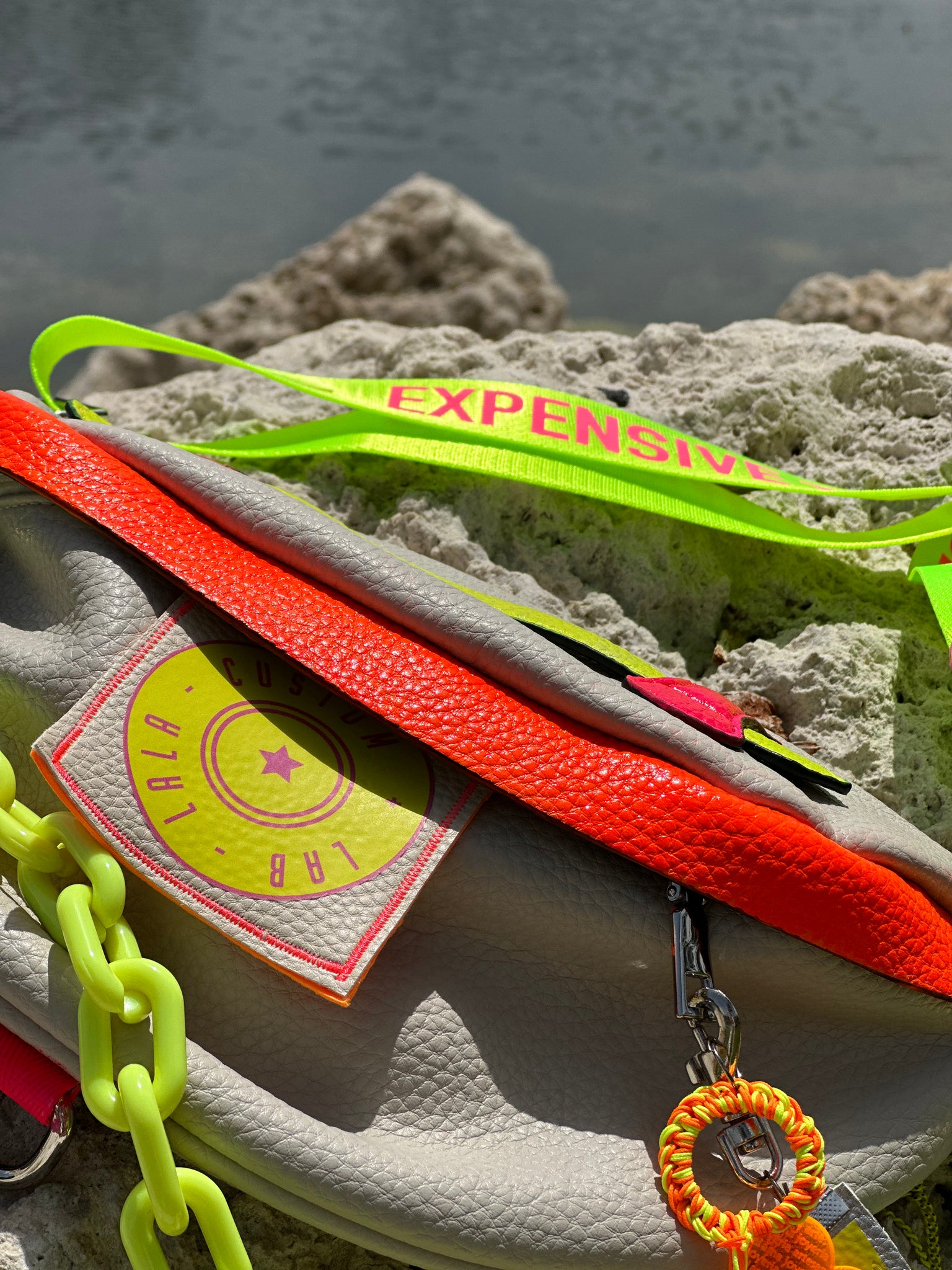 NE-NE.  Neutro- Neon Funny Pack- riñonera - bolso cruzado.